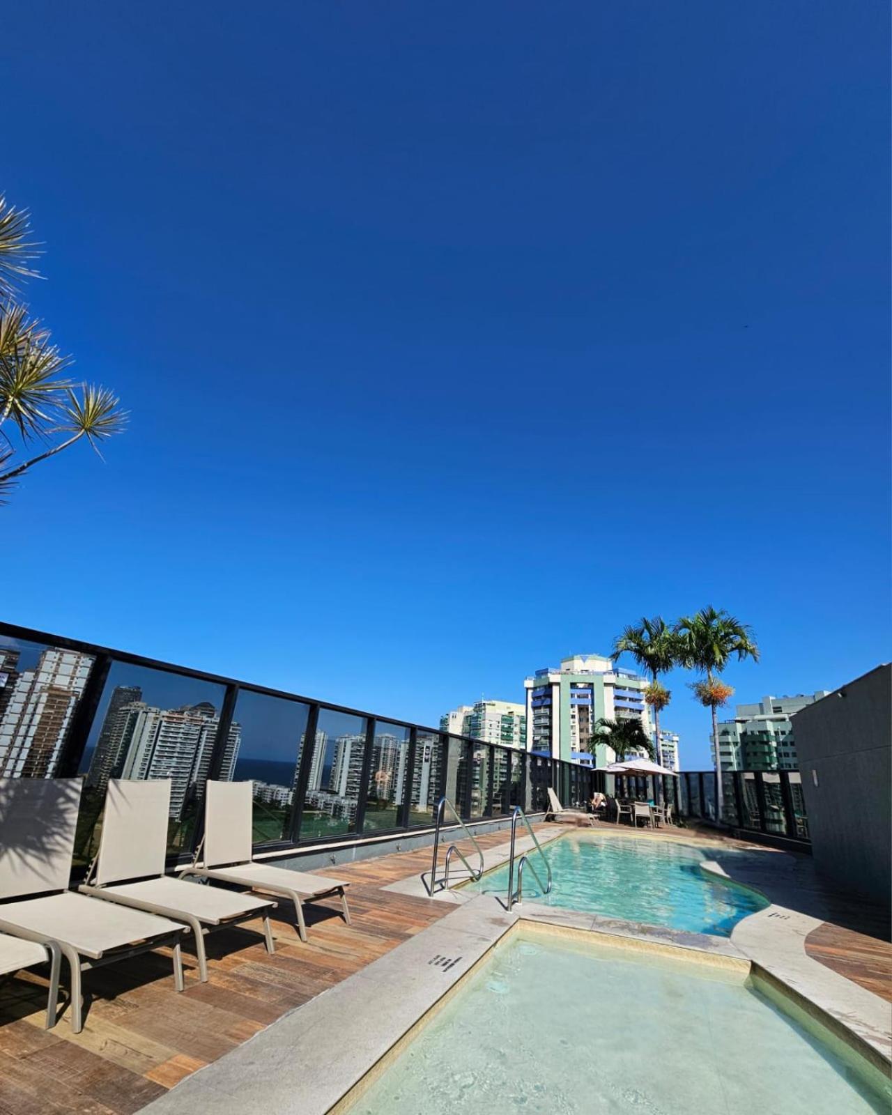 Radisson Rio De Janeiro Barra Ξενοδοχείο Εξωτερικό φωτογραφία Rooftop pool at the Miramar Beach Hotel