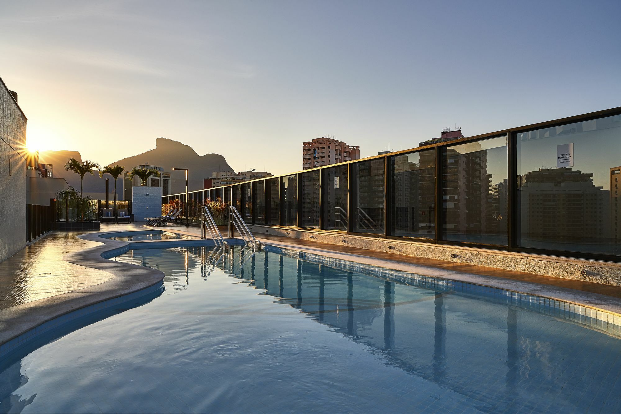 Radisson Rio De Janeiro Barra Ξενοδοχείο Εξωτερικό φωτογραφία The rooftop pool at the hotel